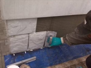 Оздоблення цоколя бетонною плиткою