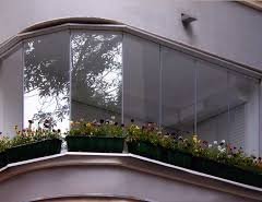 Особливості безрамного скління балкона
