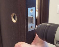 Как установить дверной замок самостоятельно