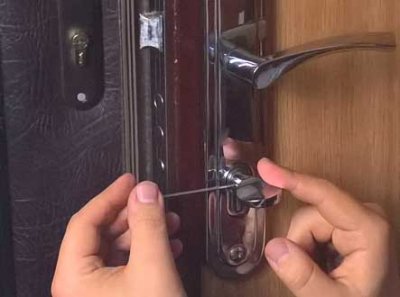 Замена личинки дверного замка: вызвать мастера или заменить самостоятельно?